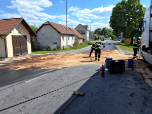 V Přísečné vyteklo na ulici 1000 litrů nafty, dostala se i do kanalizace