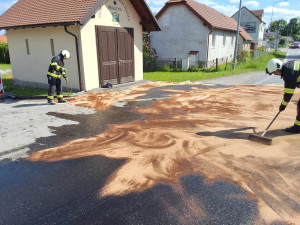 V Přísečné vyteklo na ulici 1000 litrů nafty, dostala se i do kanalizace