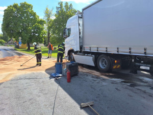V Přísečné vyteklo na ulici 1000 litrů nafty, dostala se i do kanalizace
