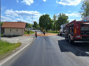 V Přísečné vyteklo na ulici 1000 litrů nafty, dostala se i do kanalizace
