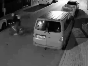 Cyklista naboural do auta a odešel. Pátrá po něm policie