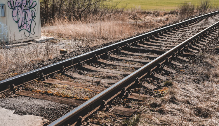 Chtěl u kolejí odehnat volně pobíhajícího psa. Seniora mezitím srazil vlak a vážně ho zranil