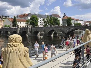 Kulturní tipy: Zažijte víkend plný pískových soch, cyklistických výletů i historických veteránů