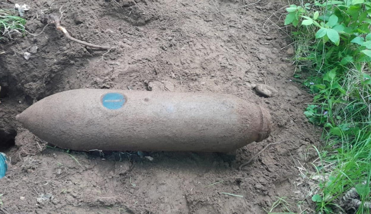 Policejní pyrotechnici likvidovali nebezpečnou leteckou pumu. Před nimi to zkoušeli Američané