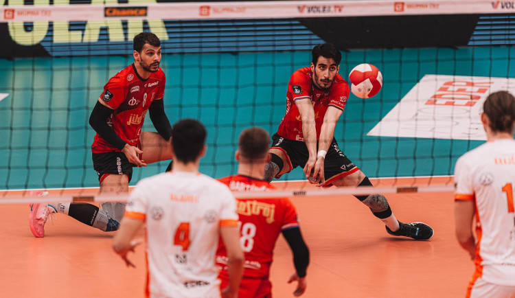 Z Jihostroje odcházejí smečaři Rodrigues a Nikpoor. Odchovanci pokračují