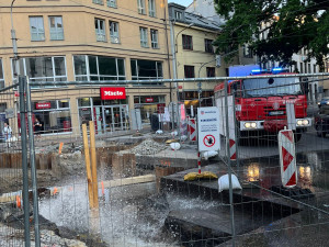 Ve stavebním výkopu prasklo potrubí. Tryskající voda vytopila ulici Na Sadech