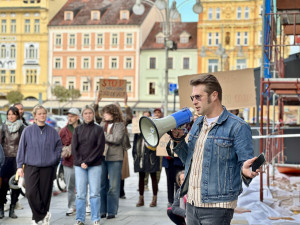 Aktivisté osvobodili primátorku ze skříně, aby upozornili na špatný stav kultury