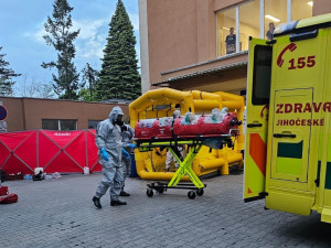 Muž s vysoce nebezpečnou nemocí je stabilizovaný. Hygienici již vypátrali všechny, které mohl nakazit