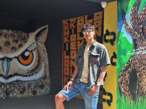 Konečnou zastávku v Husově kolonii zdobí nový streetart, je plný slovních hříček