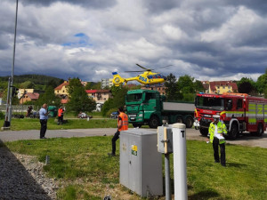 V Kájově se srazilo auto s vlakem. Zraněnou řidičku letecky převezli do nemocnice