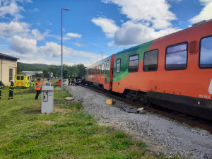 V Kájově se srazilo auto s vlakem. Zraněnou řidičku letecky převezli do nemocnice