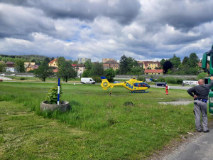 V Kájově se srazilo auto s vlakem. Zraněnou řidičku letecky převezli do nemocnice