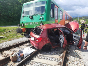 V Kájově se srazilo auto s vlakem. Zraněnou řidičku letecky převezli do nemocnice