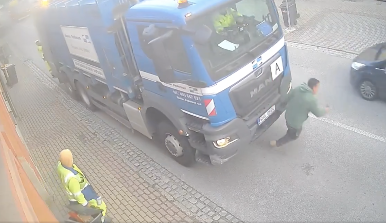 VIDEO: Chvilka nepozornosti. V Trhových Svinech přejelo nákladní auto člověka