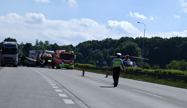 Při pronásledování auta se policisté na D1 srazili s cisternou, dva se zranili