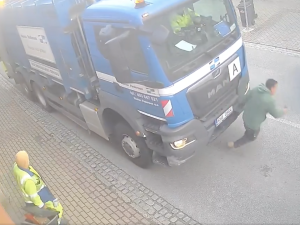 VIDEO: Chvilka nepozornosti. V Trhových Svinech přejelo nákladní auto člověka