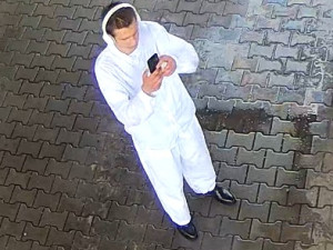 Svědek, který by mohl mít informace k dopadení pachatele.