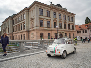 Zrekonstruovaný most v Krumlově je otevřený. Jeho novou éru odstartoval starý Fiat 500