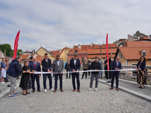 Zrekonstruovaný most v Krumlově je otevřený. Jeho novou éru odstartoval starý Fiat 500