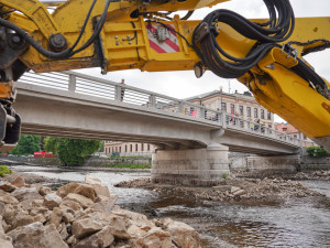 Zrekonstruovaný most v Krumlově je otevřený. Jeho novou éru odstartoval starý Fiat 500