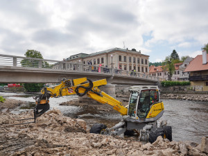 Zrekonstruovaný most v Krumlově je otevřený. Jeho novou éru odstartoval starý Fiat 500