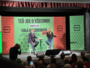 Platy politiků, životní prostředí, ale i chemtrails. Premiér Fiala odpovídal na dotazy v budějckém Metropolu