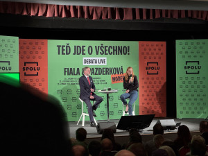 Platy politiků, životní prostředí, ale i chemtrails. Premiér Fiala odpovídal na dotazy v budějckém Metropolu