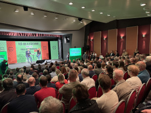 Platy politiků, životní prostředí, ale i chemtrails. Premiér Fiala odpovídal na dotazy v budějckém Metropolu