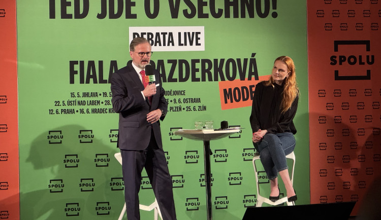 Platy politiků, životní prostředí, ale i chemtrails. Premiér Fiala odpovídal na dotazy v budějckém Metropolu