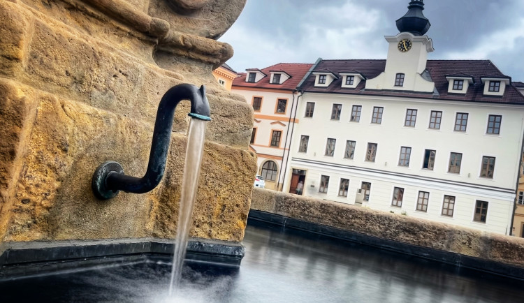 Hradecké fontány letos spustily vodu dříve než obvykle