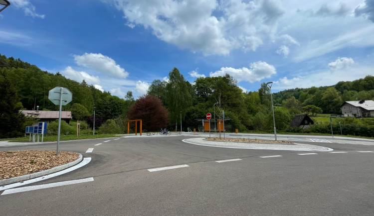 Ve Lhotě u Trutnova dokončili opravu autobusové točny