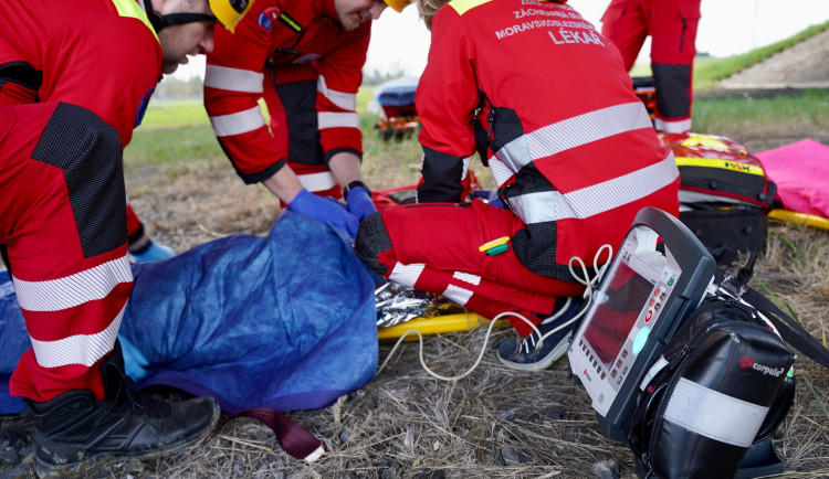 V Bílé havarovalo auto, zraněnou ženu transportoval vrtulník do nemocnice