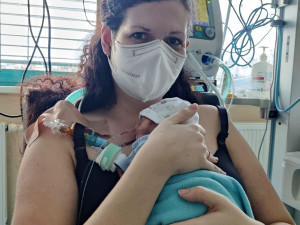 Lékaři mu dávali jen 90 dní života, dnes jsou Tedíkovi tři roky a dál statečně čelí vážné nemoci