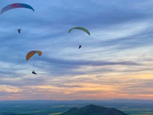 Z kopců vzlétnout do oblak a kochat se. Co obnáší paragliding a kde začít