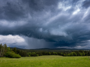 U Českého Krumlova se objevilo tornádo. Znělo to jako jedoucí kolona bagrů, popisují svědci