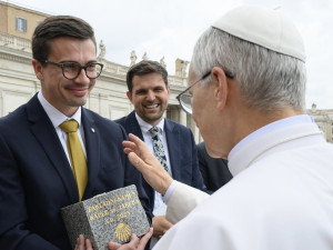Papež požehnal základní kámen kaple v Zubčicích. Stavba začne v létě