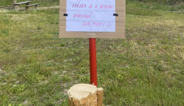 Konice přišla o májku, sousední vesnice chce sud piva. Nic nedostanou, vzkázali hasiči