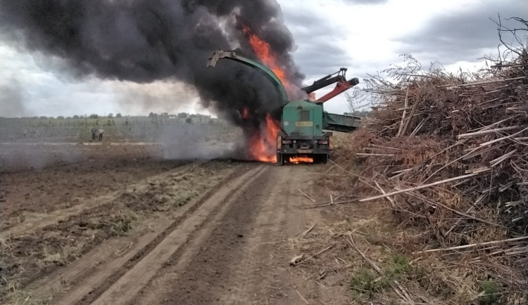 Na poli u Smržic shořel drahý zemědělský stroj. Škoda bude přes pět milionů korun