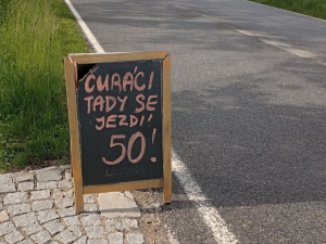 „Č*ráci, tady se jezdí 50!“ Cedule u statku je zoufalý pokus o zpomalení řidičů