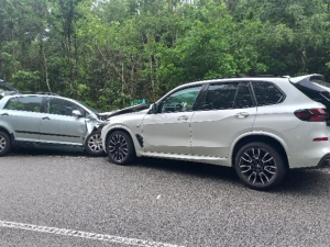 Nehodu u Kardašovy Řečice způsobil řidič se zákazem řízení, zranilo se šest lidí