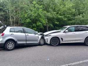 Nehodu u Kardašovy Řečice způsobil řidič se zákazem řízení, zranilo se šest lidí
