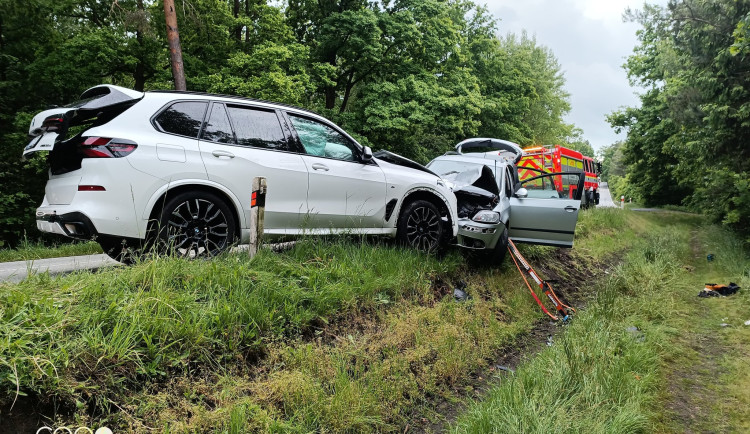 Vážná nehoda u Kardašovy Řečice, zranilo se šest lidí