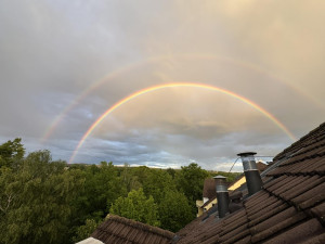 Když příroda kouzlí. Oblohu nad Budějovicemi zdobila krásná dvojitá duha