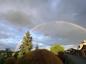 Když příroda kouzlí. Oblohu nad Budějovicemi zdobila krásná dvojitá duha