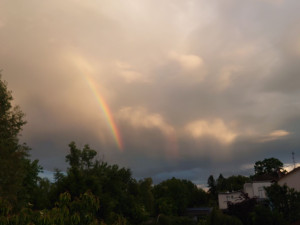 Když příroda kouzlí. Oblohu nad Budějovicemi zdobila krásná dvojitá duha