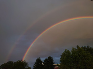 Když příroda kouzlí. Oblohu nad Budějovicemi zdobila krásná dvojitá duha