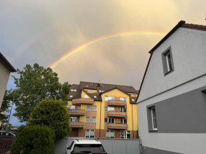 Když příroda kouzlí. Oblohu nad Budějovicemi zdobila krásná dvojitá duha