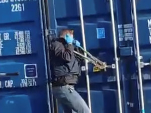 Nakradli lego za miliony. Policie dopadla trojici zlodějů, jeden se schovával na stromě