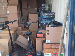Nakradli lego za miliony. Policie dopadla trojici zlodějů, jeden se schovával na stromě