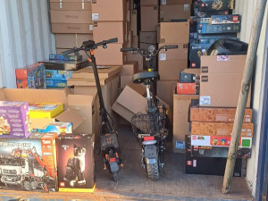 Nakradli lego za miliony. Policie dopadla trojici zlodějů, jeden se schovával na stromě